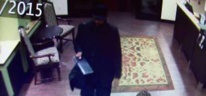 Man In Black Tricks Clerk Out of Cash