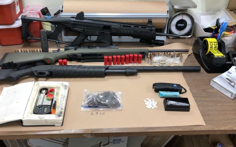 Man with felony warrant reportedly caught with weapons, drugs in car